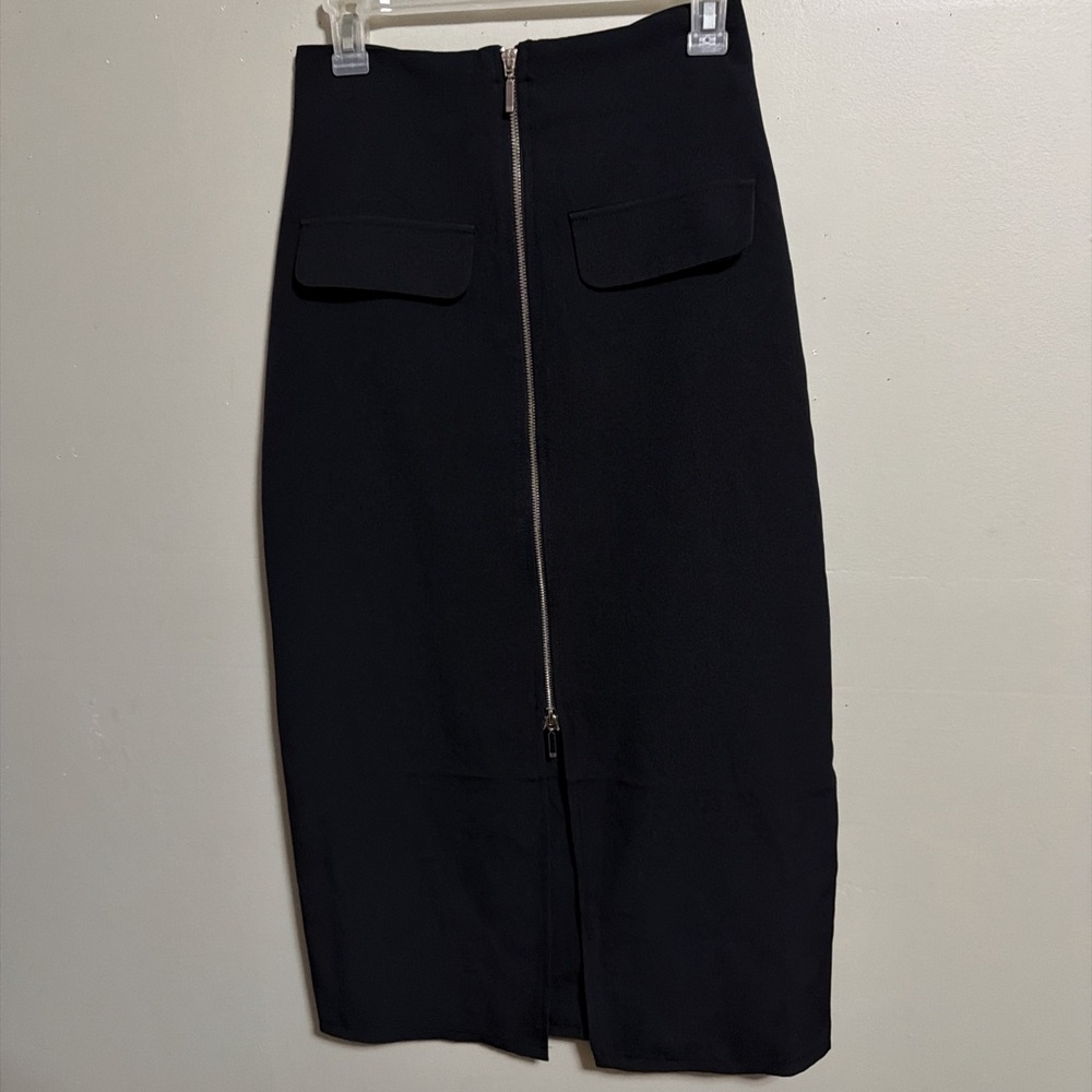 Elegant Black Zippered Skirt